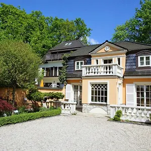 Yacht- , Und Reisemobilhafen Historisches Fährhaus Wendenschloss Lodge